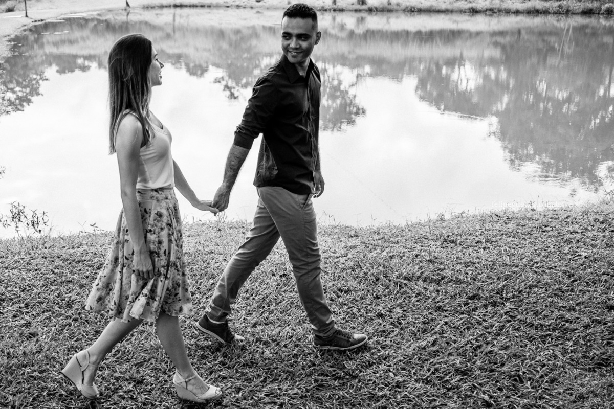 casal caminhando no lago