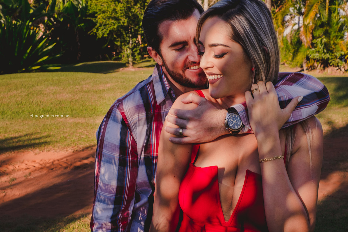 casal se abraça durante ensaio em fazenda