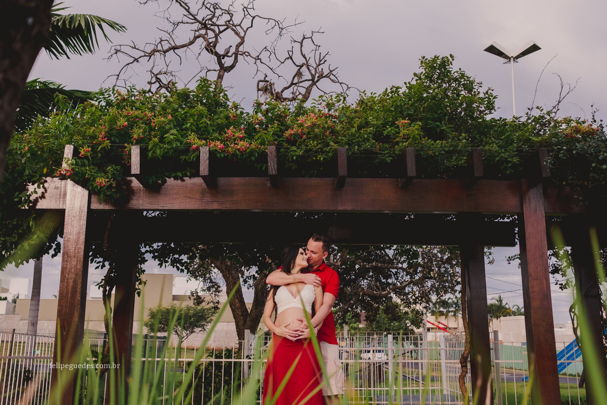 casal se abraça durante ensaio em uberaba