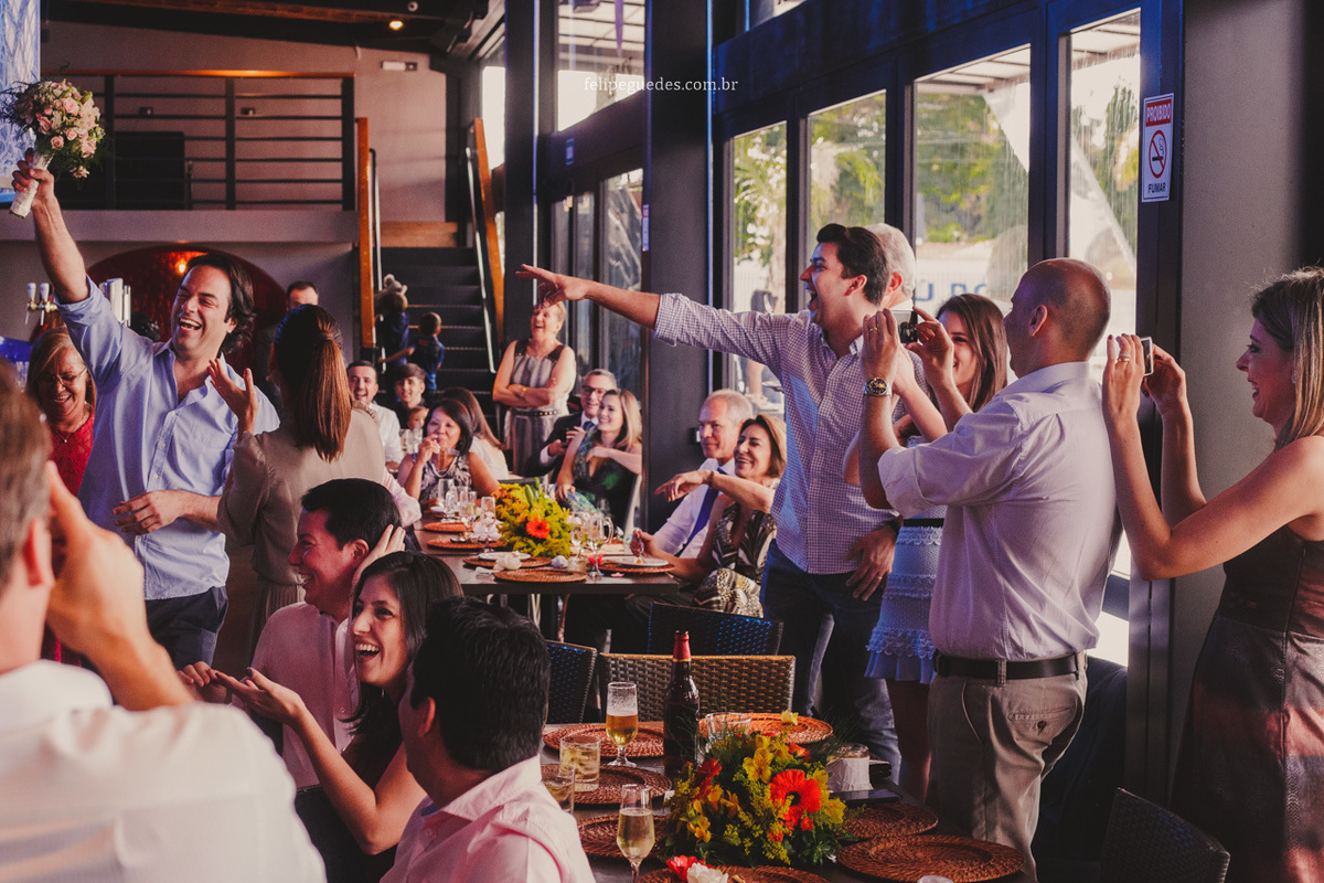 homem pega o bouquet no casamento da luciana e roberto em uberaba