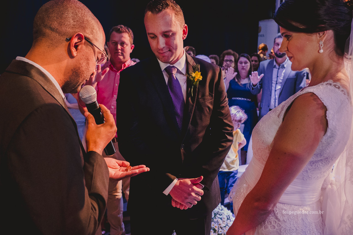 padre abençoando alianças