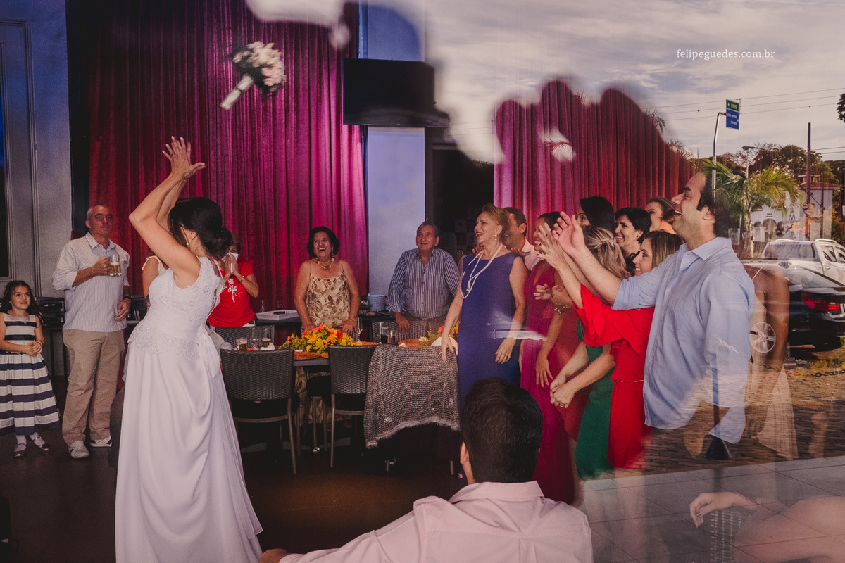 jogando o bouquet no bistro romma em uberaba