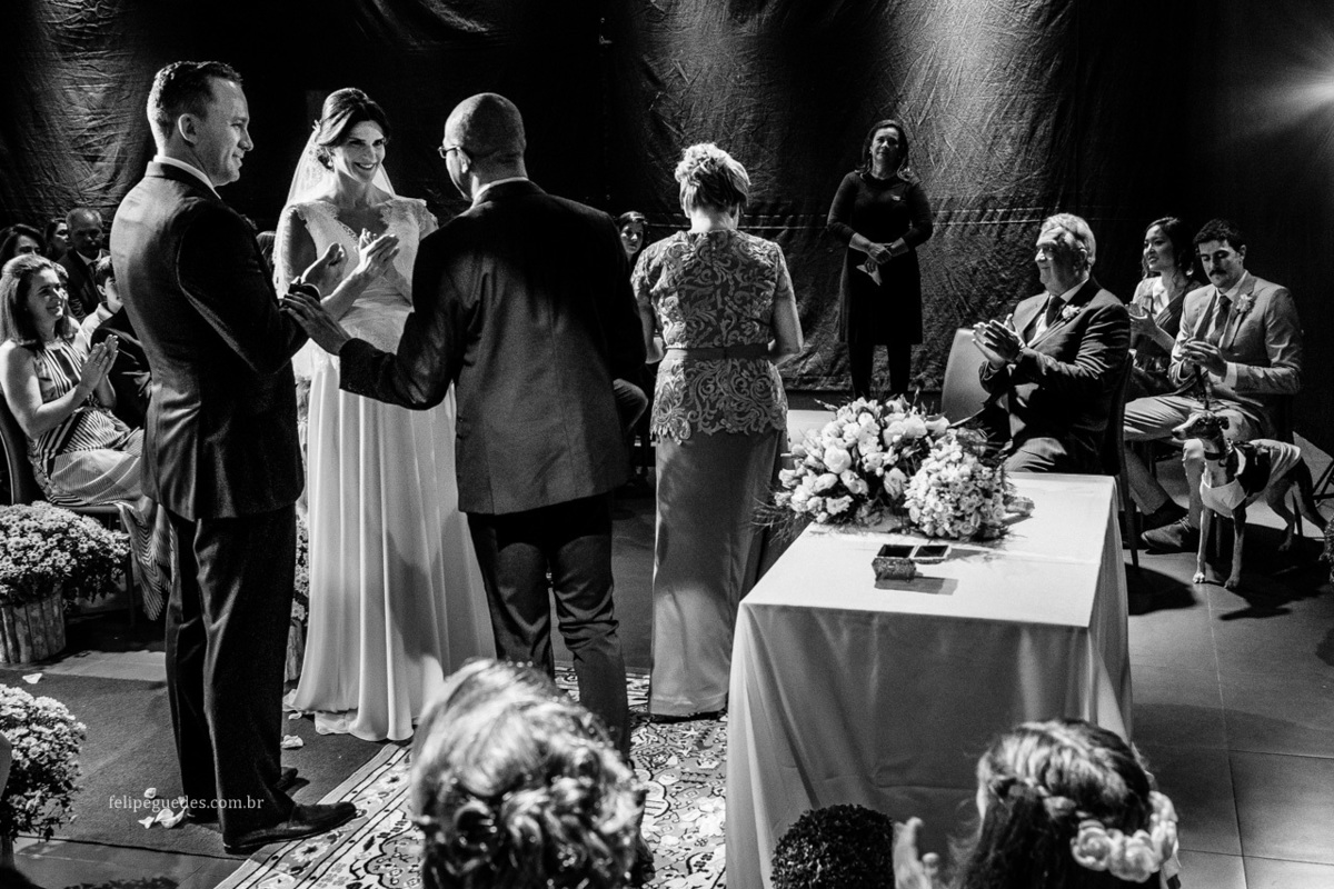 todos batem palma no final do ensaio