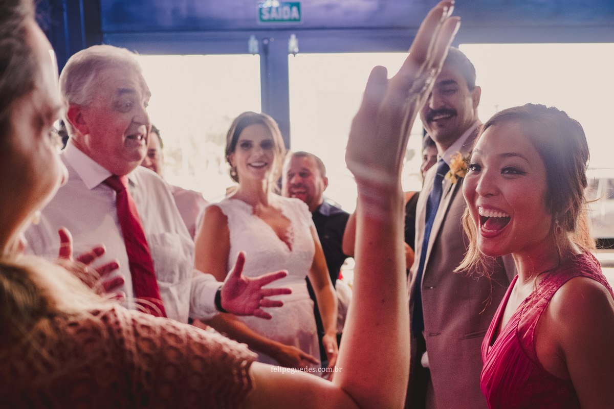 felicidade durante festa de casamento