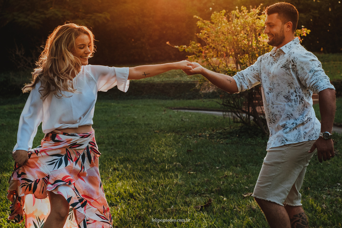casal no por do sol feliz