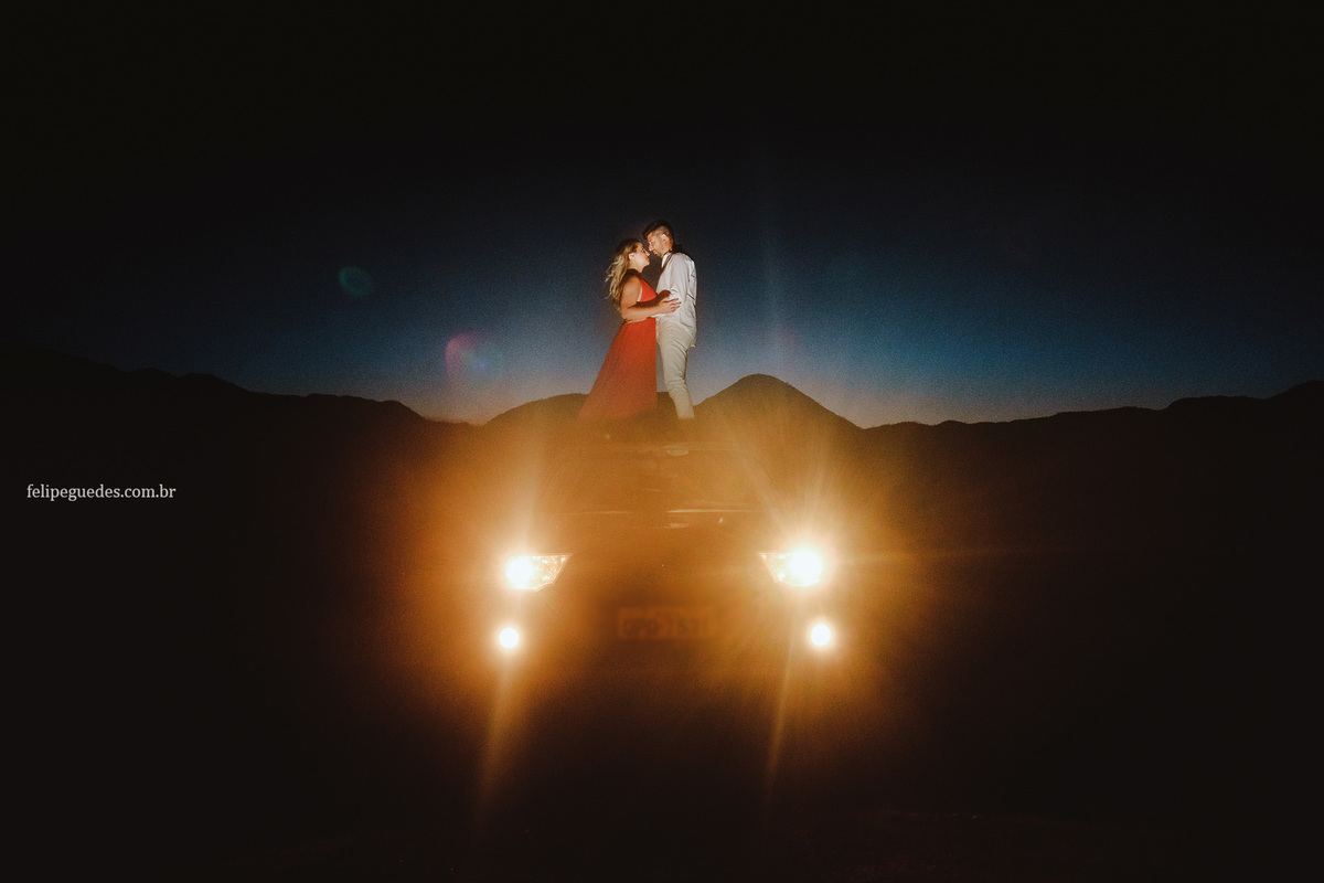 casal em cima do carro em delfinopolis, ensaio pre casamento delfinopolis