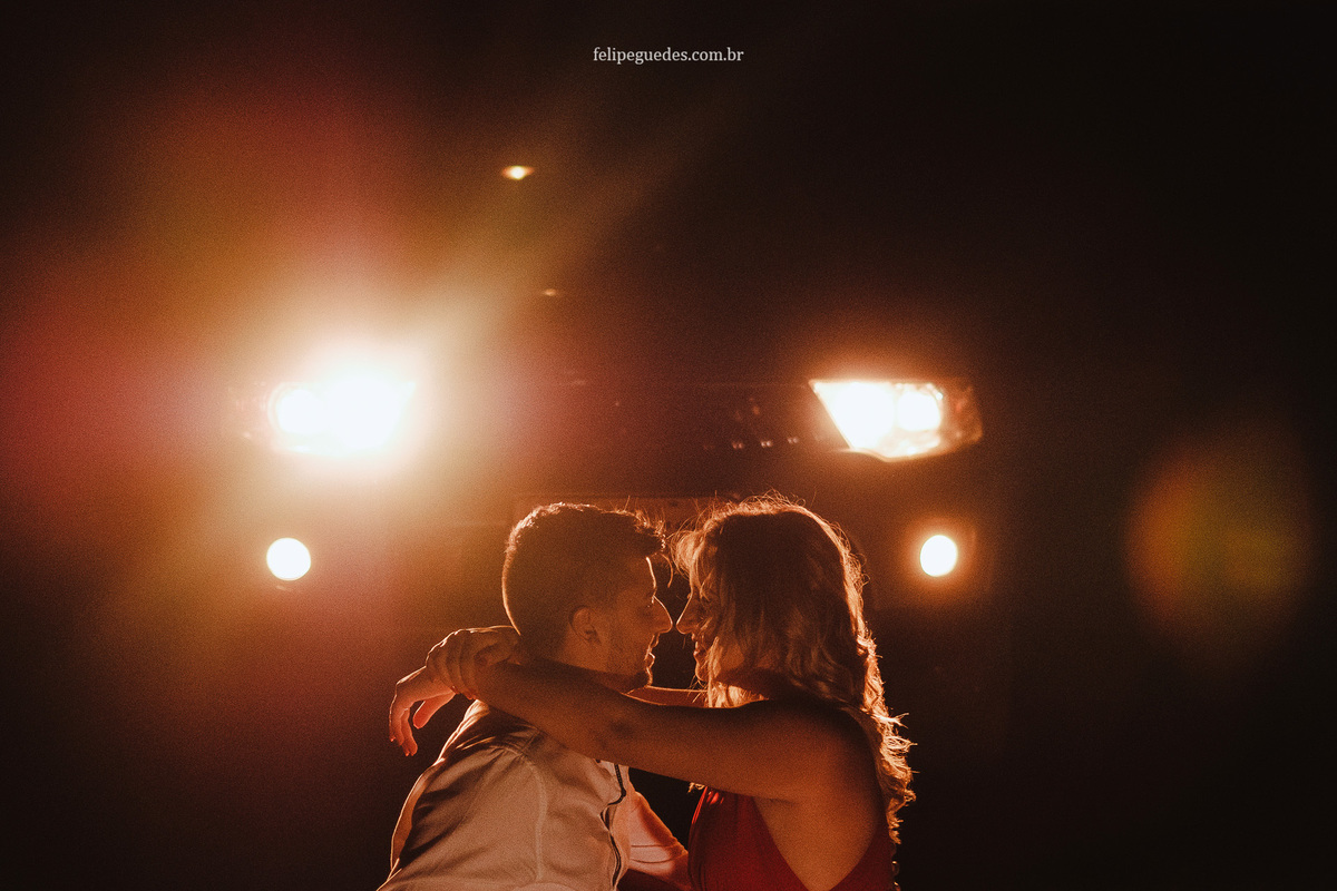 ensaio pre wedding romântico no carro na serra da canastra, ensaio na caminhonete no campo