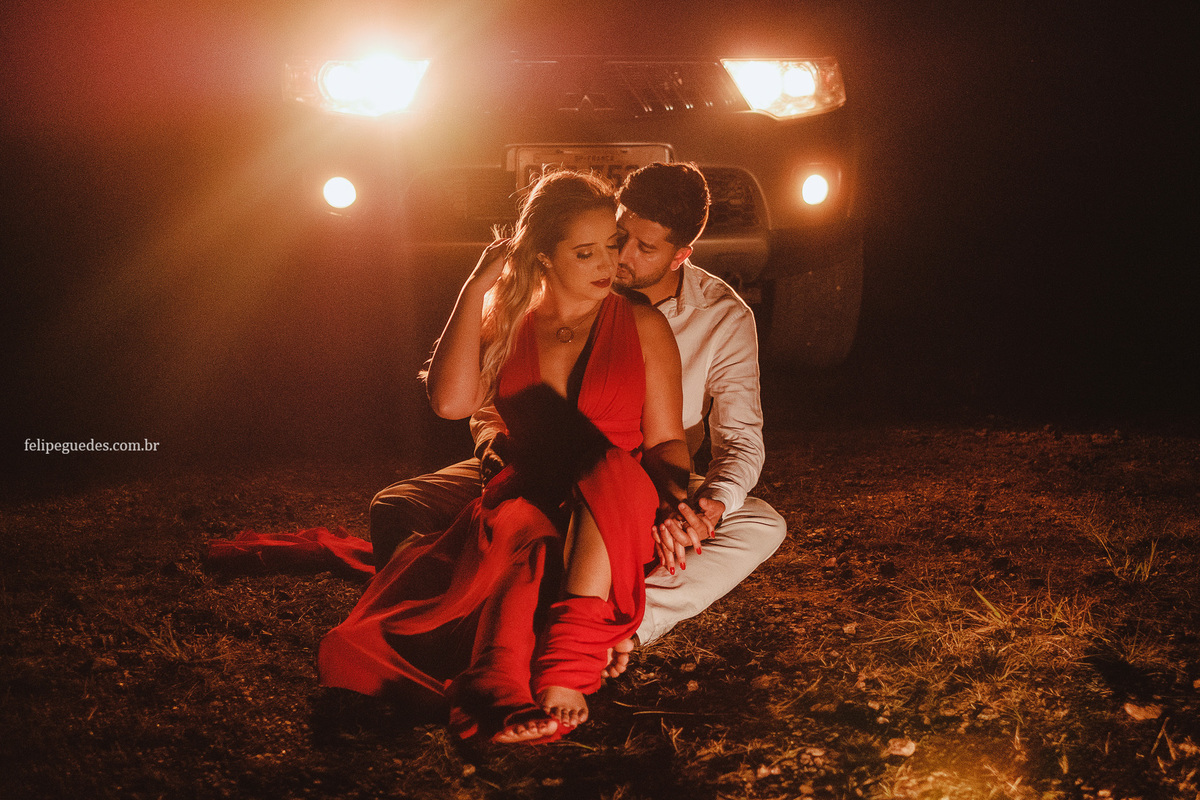ensaio romântico à noite na serra da canastra, ensaio no carro na serra da canastra, ensaio na caminhonete em delfinópolis
