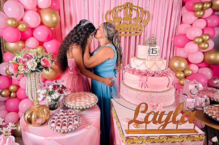 BEIJO DA MAE EM FILHA FESTA DE 15 ANOS FARIAS