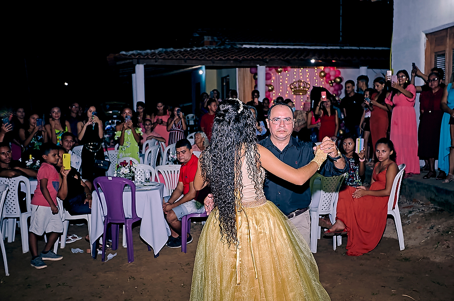 debutante dançando valsa com padrinho  layla farias 2022