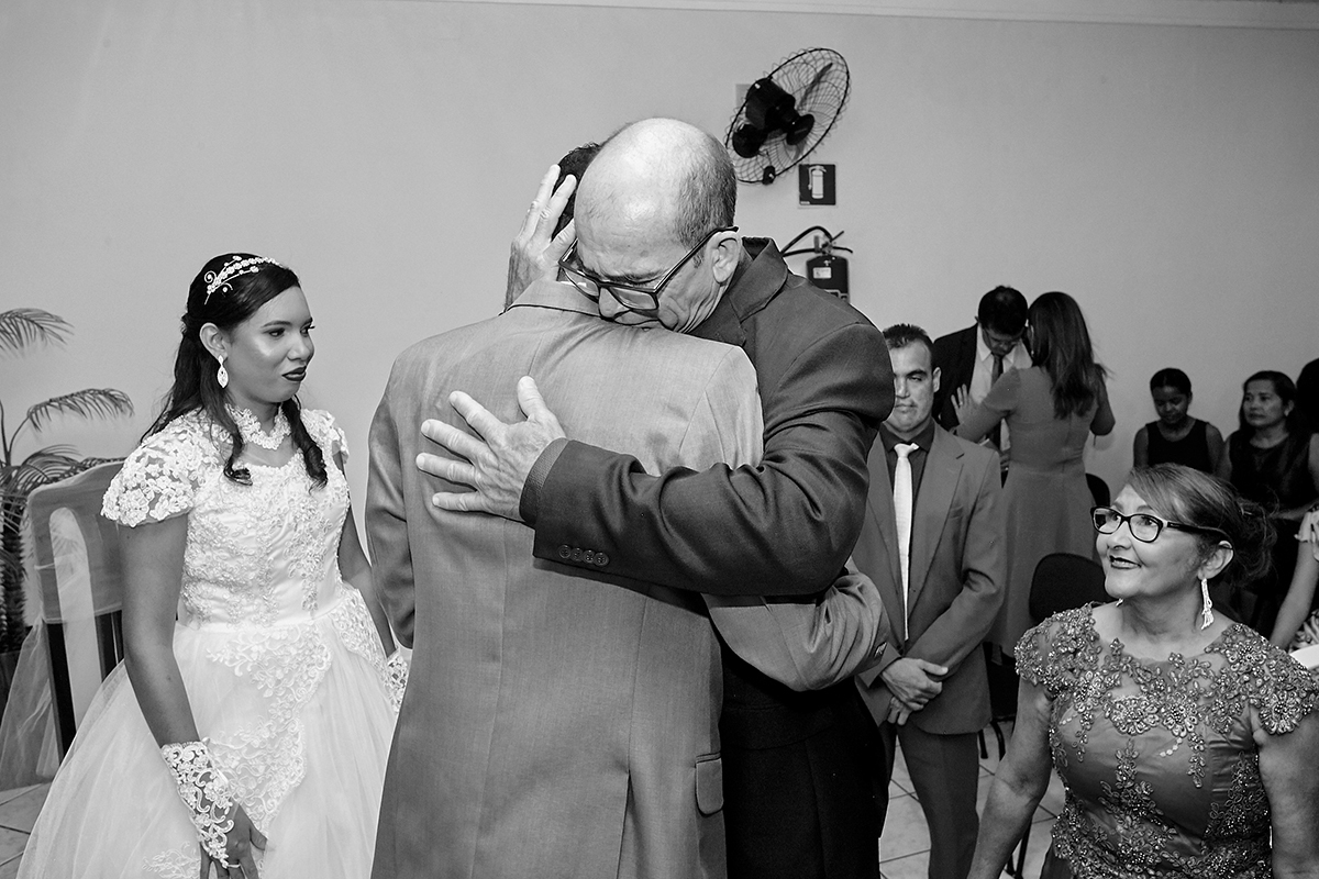 abraço do pai no noivo