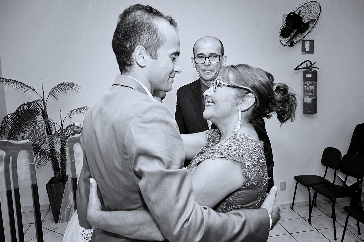 carinho da mae no noivo