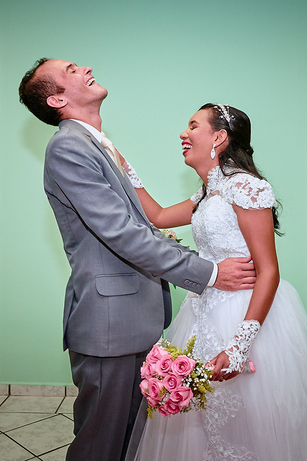 noivos muito alegres