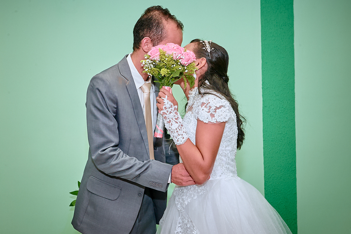 beijo escondido dos noivo pelo o buquê