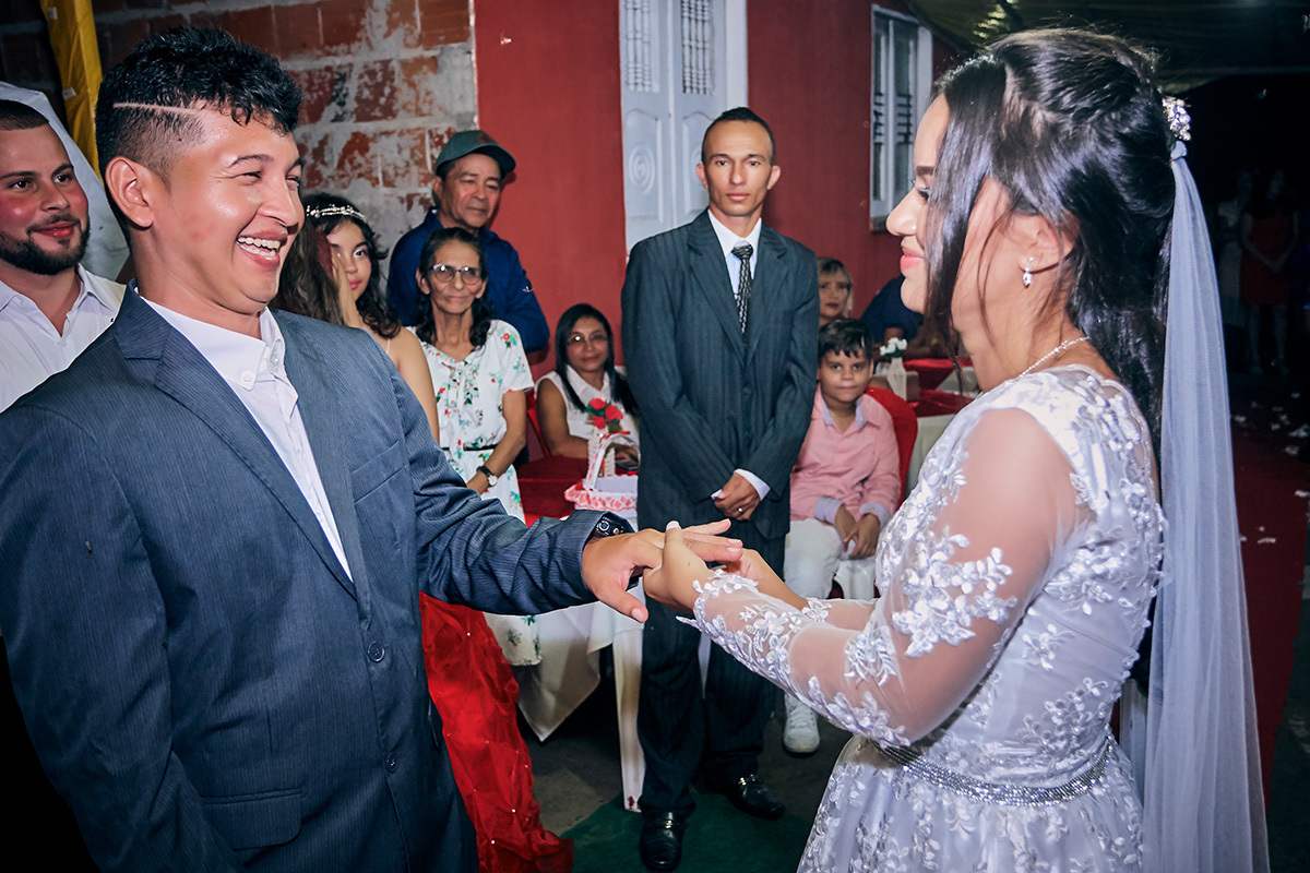 NOIVOS FAZEM TROCA DAS ALIANÇAS