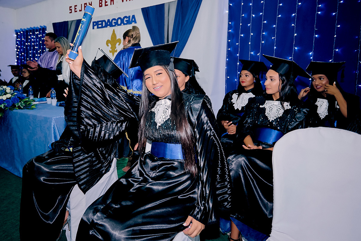 formanda comemorando com o canudo