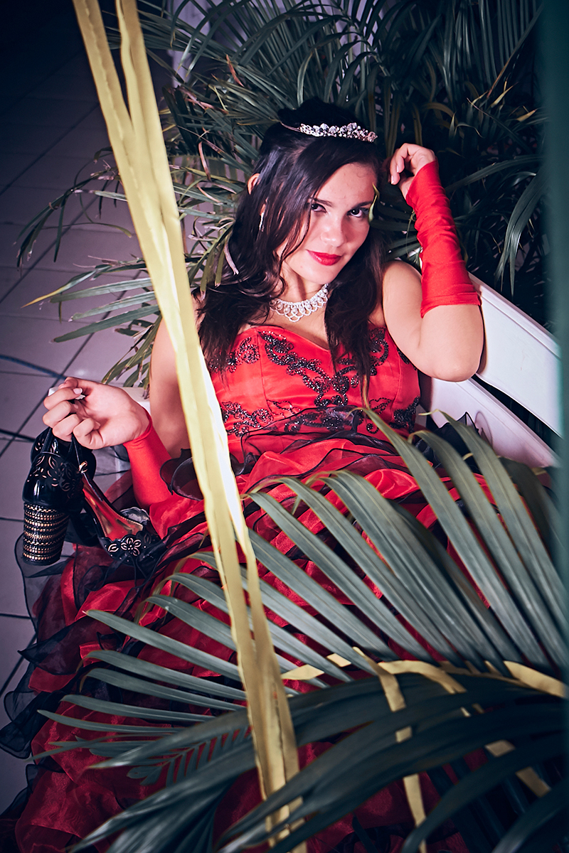 foto show da debutante com a sandalha  no banco