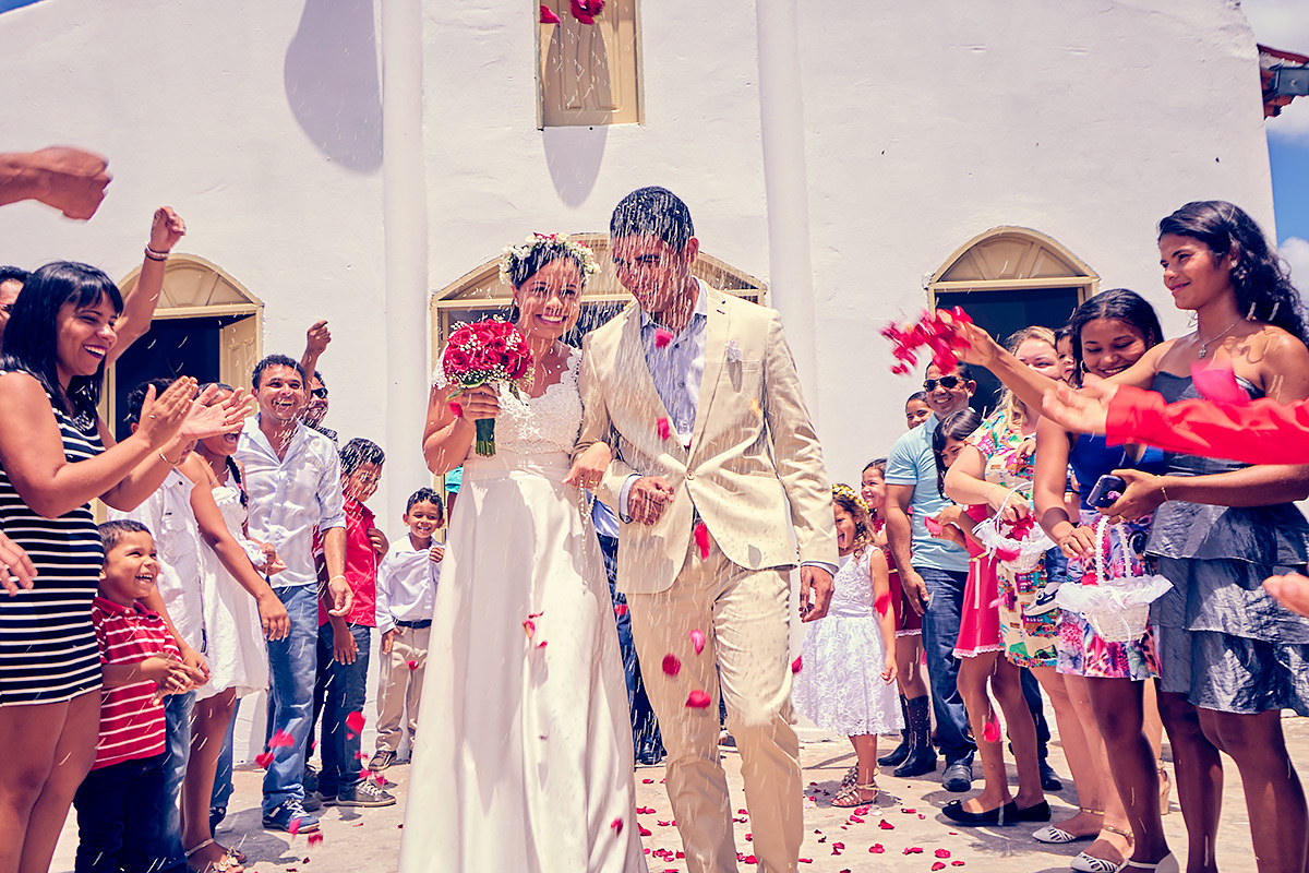 chuva de arroz nos recém casados na porta da igreja-santa-ana