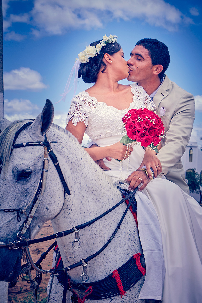 recém casados de moda antiga leva a noiva de cavalo