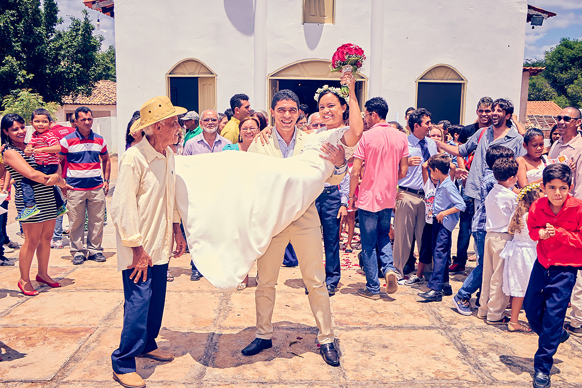 marido leva mulher nos braços apos casamento-igreja santa-ana