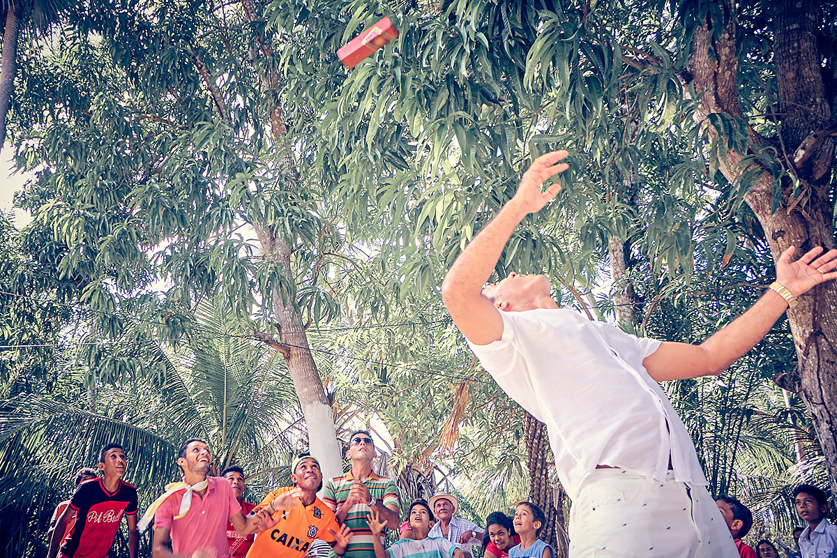 noivo-joga Whisky para convidados festa de casamento no iterior