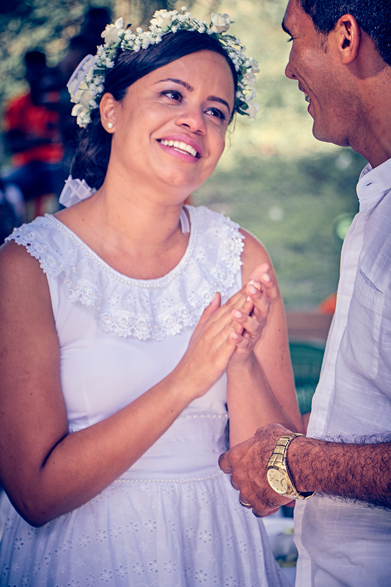 recém casada se emociona com homenagem do marido me festa de casamento aplaude o esposo
