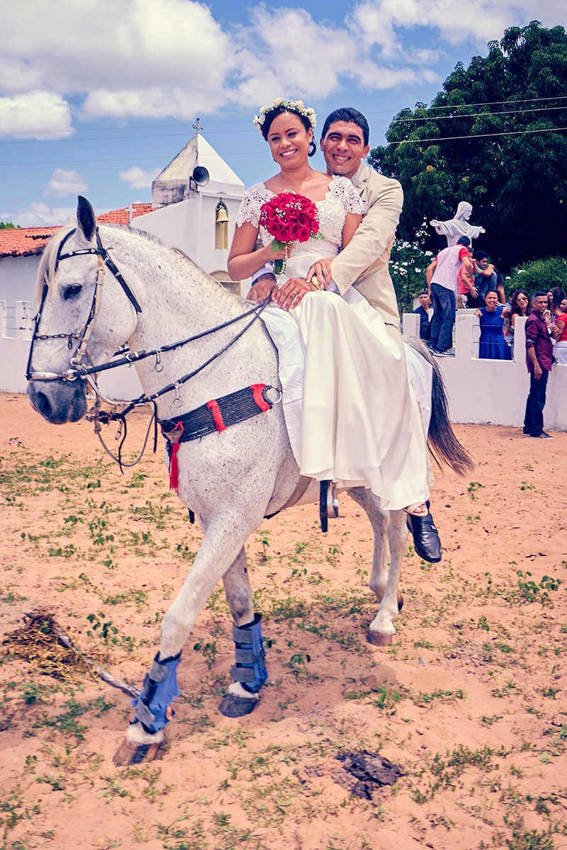 Recém casados sem de cavalo da igreja-curva grande 