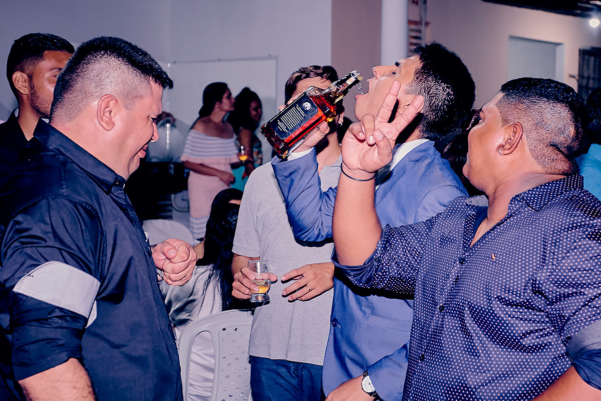 desafio quem bebe mais whisky