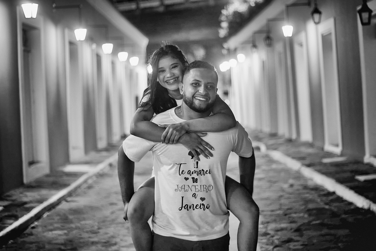 me leva no colo-noiva-nas-costa-felicidades-sorisso-lindo-romantismo-noite-casal-ensaio-parnaiba-noivos-pre-casamento-porto-das-barcas-2020