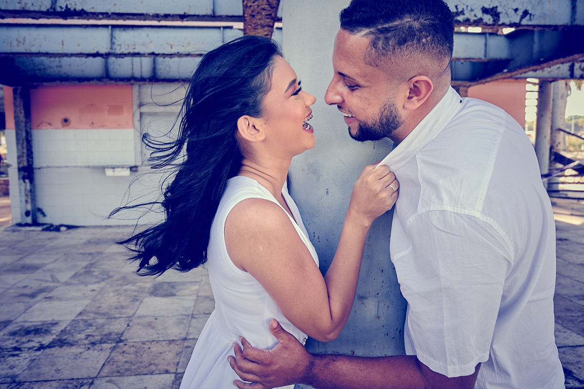 ensaio-fotgrafico-fotografo-balneario-praia-dunas-ao-livre,campo-colocando-aliança-romantco-romantismo-sorrisos-felicidfades-pre-wedding