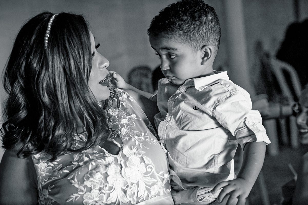 noiva e sobrinha se olham