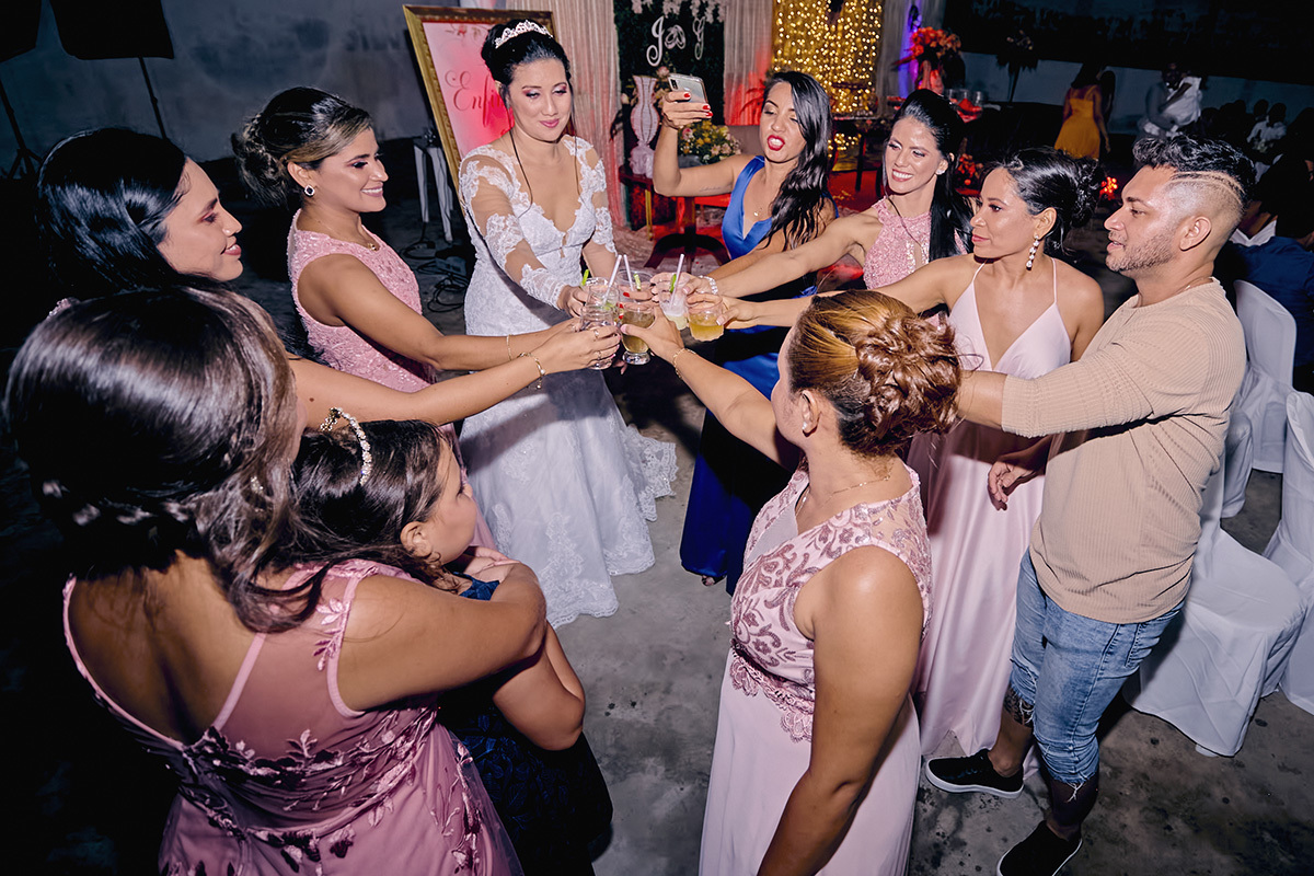 BRINDE DOS AMIGOS COM NOIVA