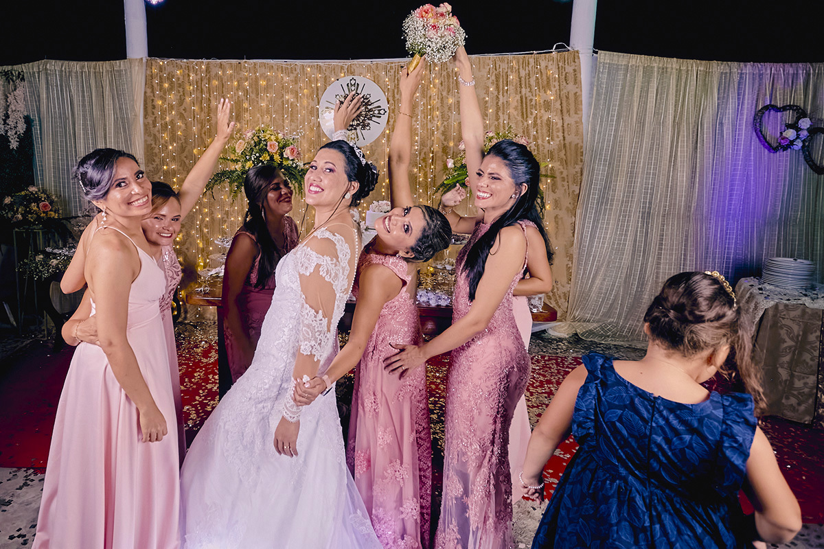 NOIVA E MADRINHAS COM BUQUÊ 