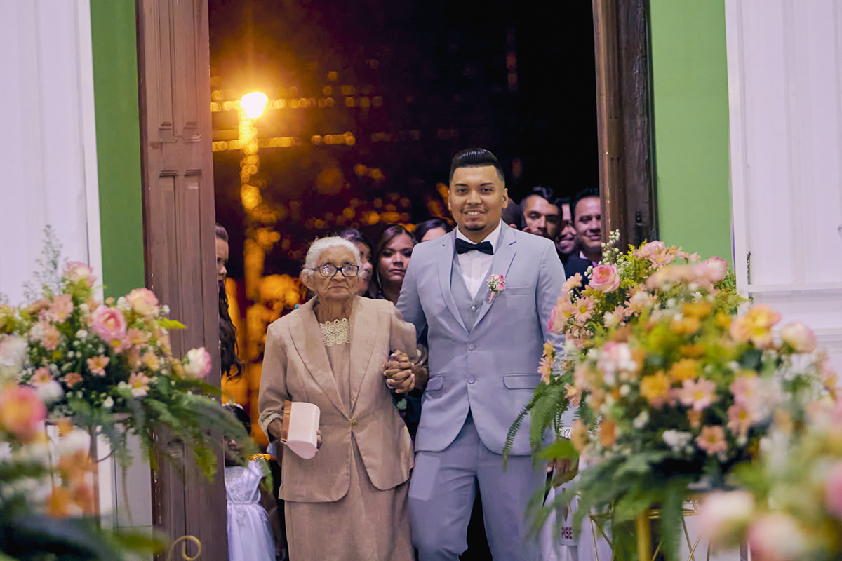 ENTRADA NOIVO COM SUA VÓ