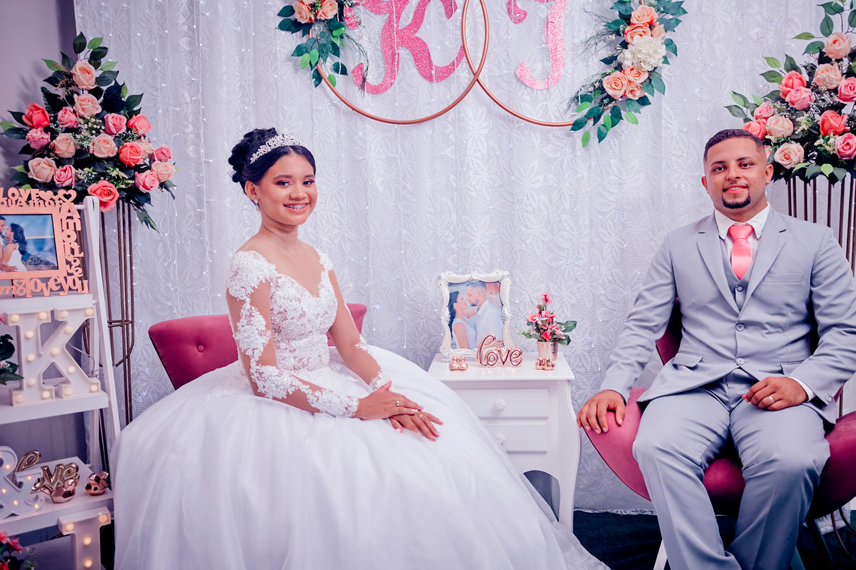 fotos do casal de noivo na decoração das letras-acentados