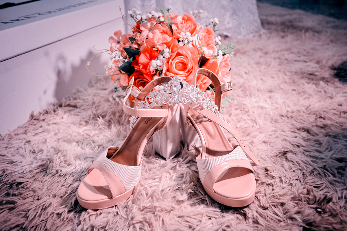 sandália da noiva mais buque