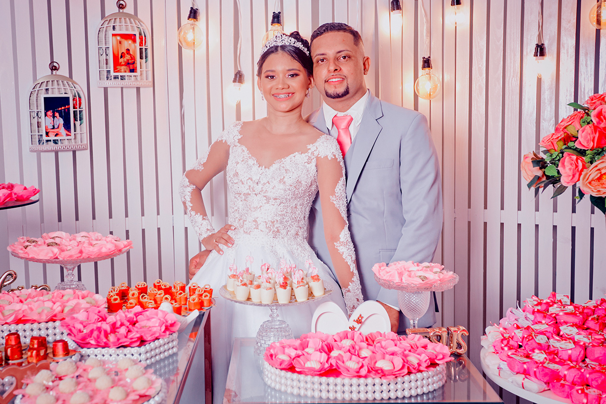 festa-casamento-casal na mesa doces ,foto-romântica