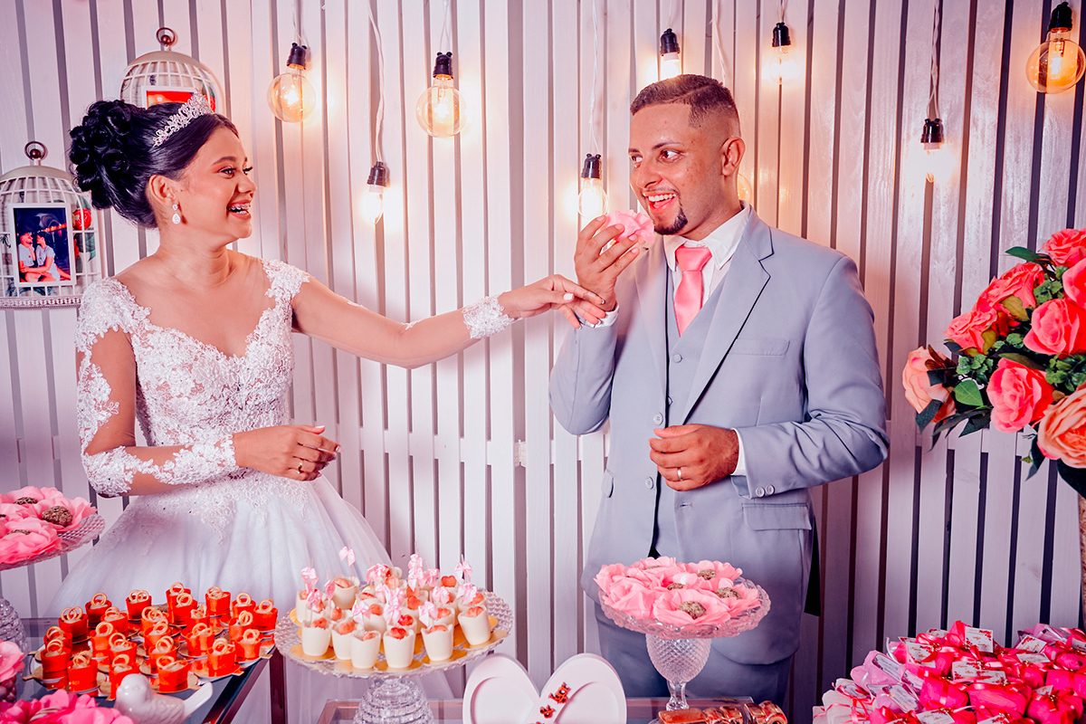 festa-casamento-casal na mesa doces ,foto noivos comendo