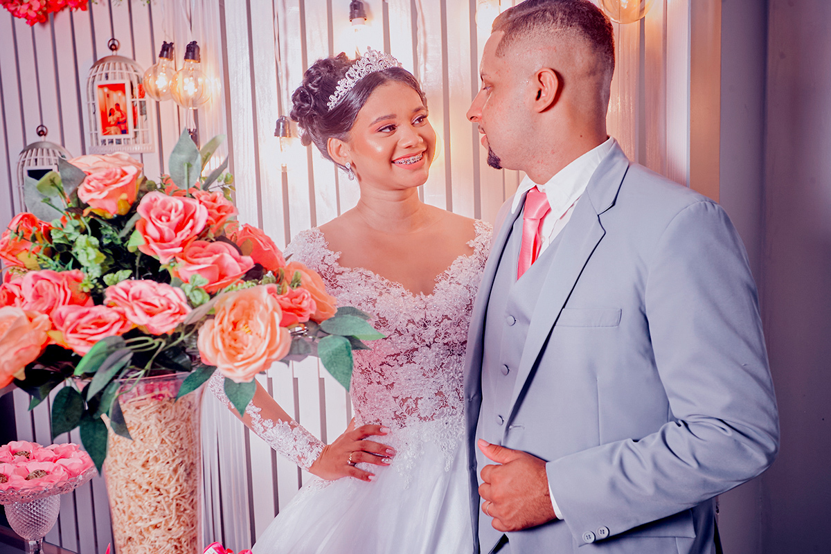 festa-casamento-casal na mesa doces ,foto-romântica, olhando no olho