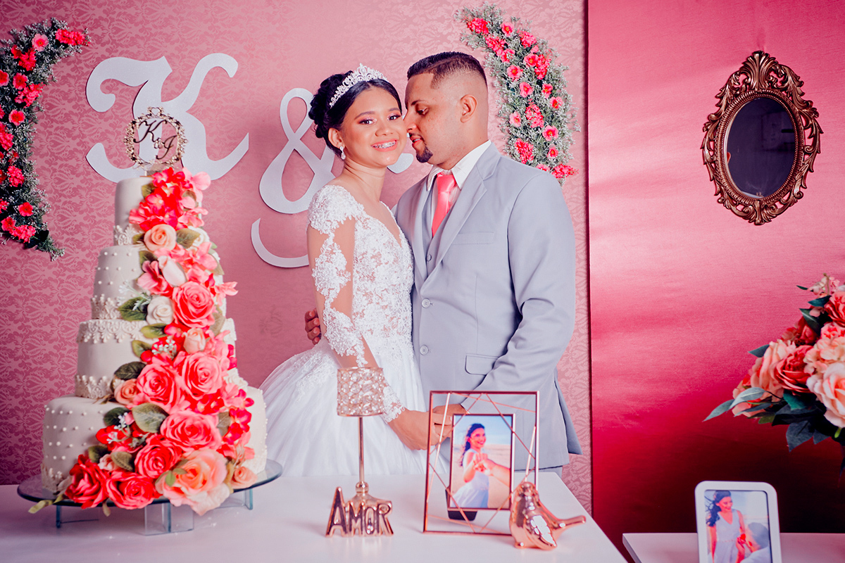festa-casamento-casal na mesa bolo ,foto-romântica,xeiro do noivo