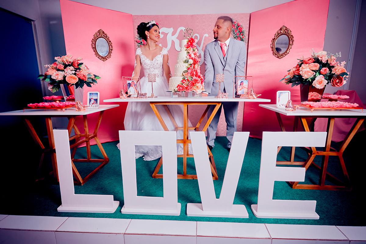 casal na mesa bolo ,foto-romântica,love,olho no olho