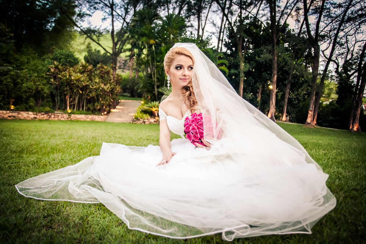Fotografia de casamento, fotos de casamento, noiva, Fotógrafo no Porto, em Portugal. Fotógrafo de casamentos no Porto, Portugal. Fotos espontaneas, fotos naturais, fotos românticas, fotografia criativa. Casal apaixonado. Melhor fotógrafo de Portugal