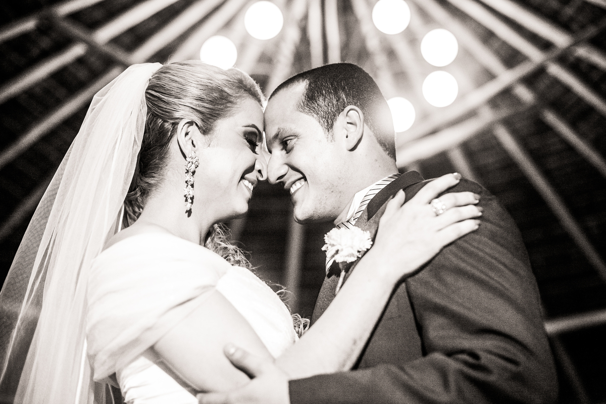 Fotografia de casamento, fotos de casamento, noiva, Fotógrafo no Porto, em Portugal. Fotógrafo de casamentos no Porto, Portugal. Fotos espontaneas, fotos naturais, fotos românticas, fotografia criativa. Casal apaixonado. Melhor fotógrafo de Portugal