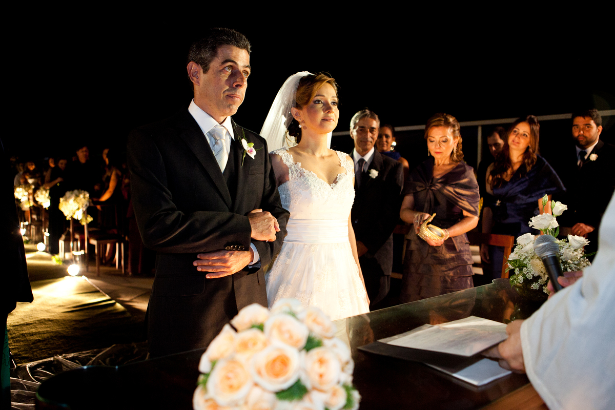Fotografia de casamento, fotos de casamento, noiva, Fotógrafo no Porto, em Portugal. Fotógrafo de casamentos no Porto, Portugal. Fotos espontaneas, fotos naturais, fotos românticas, fotografia criativa. Casal apaixonado. Melhor fotógrafo de Portugal