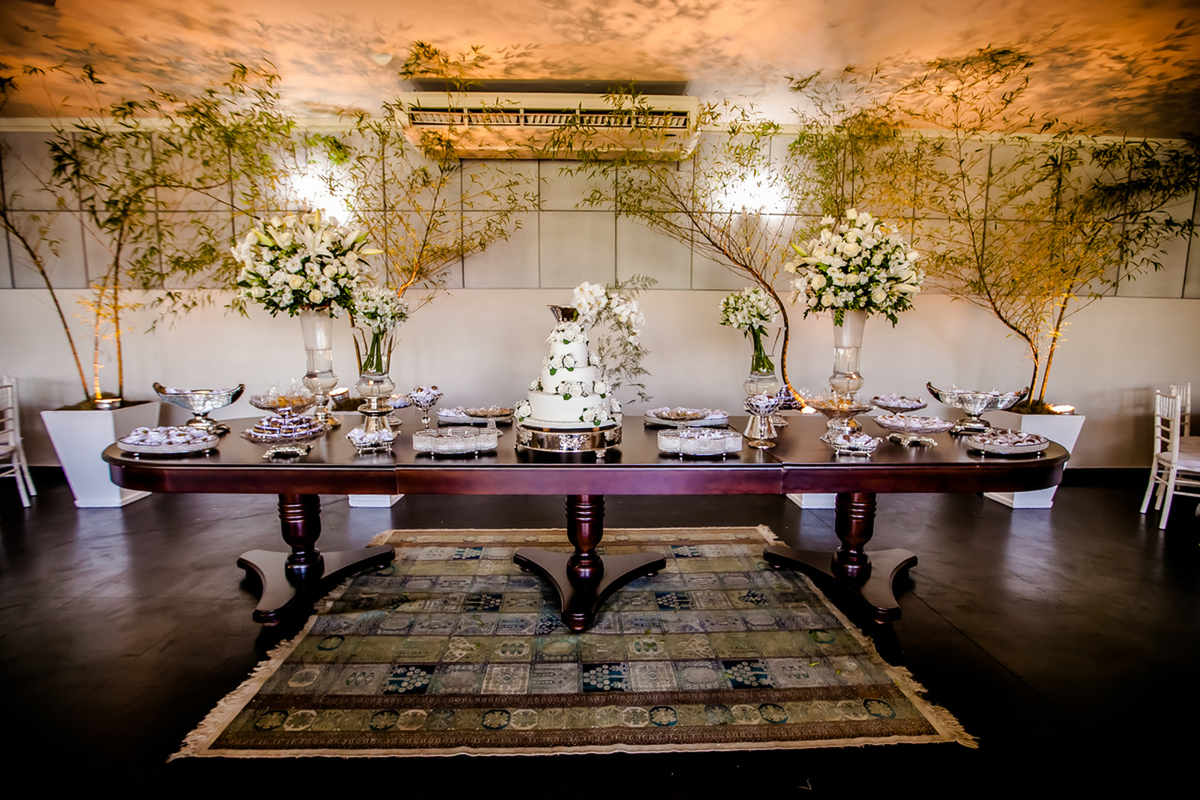 Mesa de casamento com bolo e doces nas cores branco e verde. Fernanda Ferraro Fotografia - melhores fotógrafos de casamento Porto, em Portugal.
