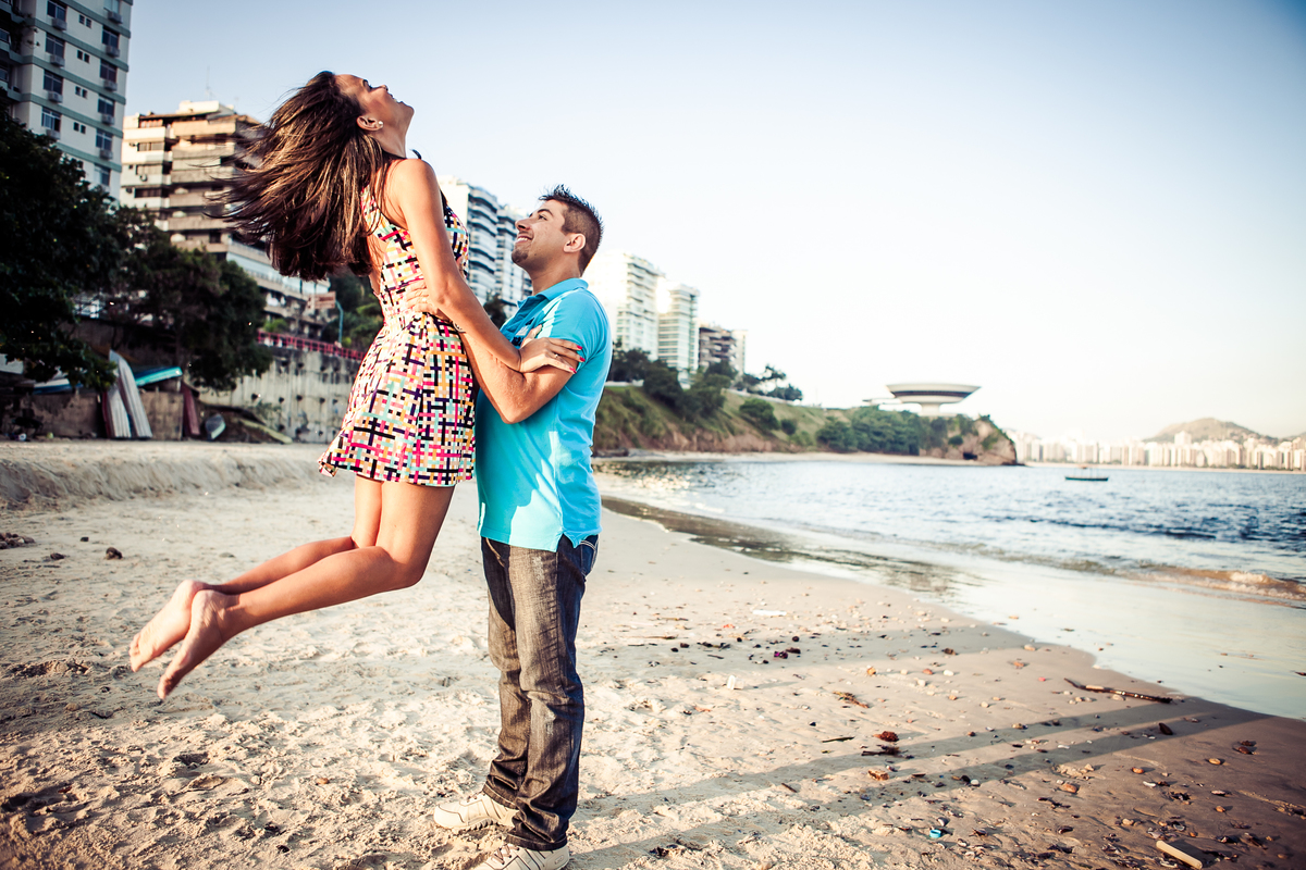 Sessão de fotos de casal, fotos pre wedding, Fotógrafo no Porto, em Portugal. Fotógrafo de casamentos no Porto, Portugal. Fotos espontaneas, fotos naturais, fotos românticas, fotografia criativa. Casal apaixonado. Fernanda Ferraro Fotografia. 