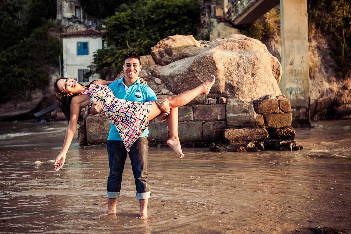 Sessão de fotos de casal, fotos pre wedding, Fotógrafo no Porto, em Portugal. Fotógrafo de casamentos no Porto, Portugal. Fotos espontaneas, fotos naturais, fotos românticas, fotografia criativa. Casal apaixonado. Fernanda Ferraro Fotografia. 