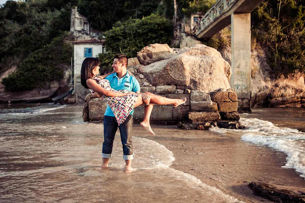 Sessão de fotos de casal, fotos pre wedding, Fotógrafo no Porto, em Portugal. Fotógrafo de casamentos no Porto, Portugal. Fotos espontaneas, fotos naturais, fotos românticas, fotografia criativa. Casal apaixonado. Fernanda Ferraro Fotografia. 