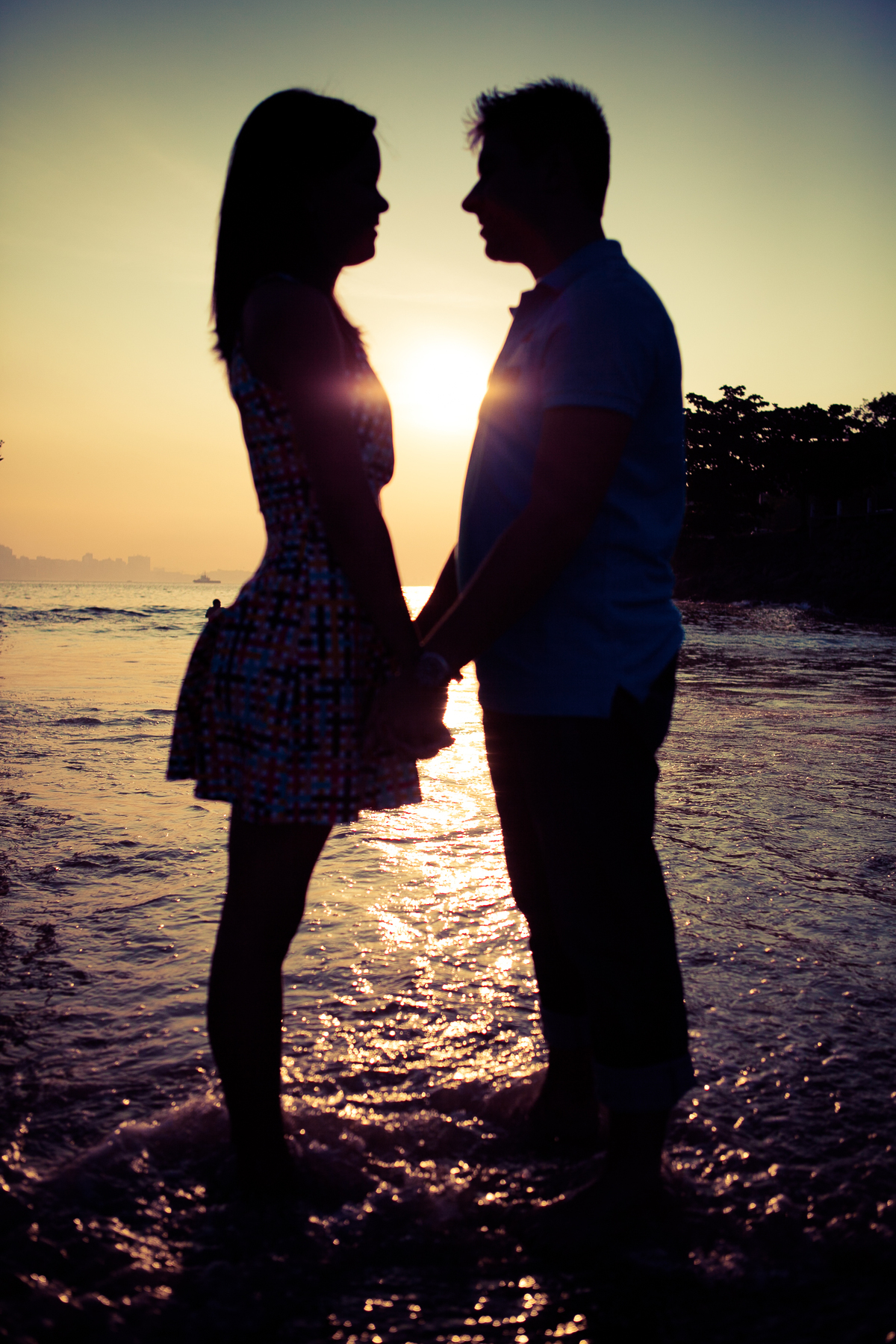 Sessão de fotos de casal, fotos pre wedding, Fotógrafo no Porto, em Portugal. Fotógrafo de casamentos no Porto, Portugal. Fotos espontaneas, fotos naturais, fotos românticas, fotografia criativa. Casal apaixonado. Fernanda Ferraro Fotografia. 