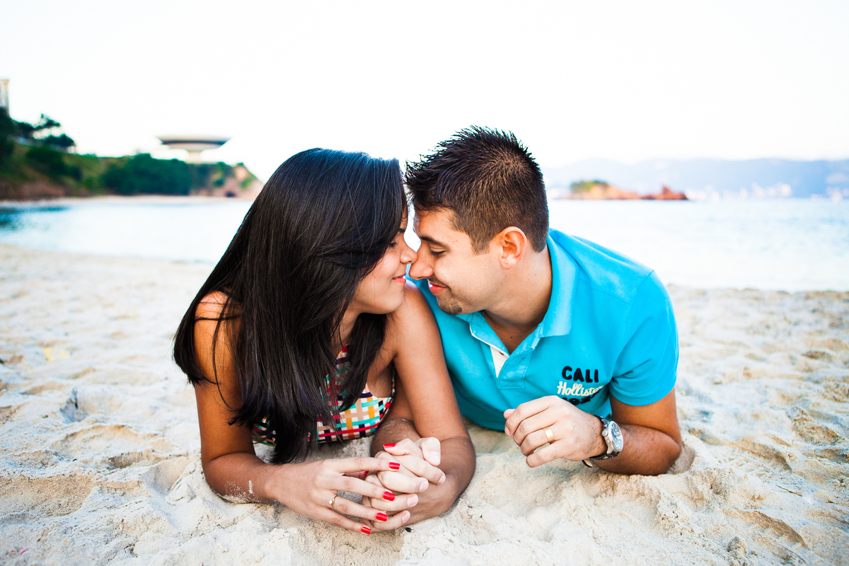 Sessão de fotos de casal, fotos pre wedding, Fotógrafo no Porto, em Portugal. Fotógrafo de casamentos no Porto, Portugal. Fotos espontaneas, fotos naturais, fotos românticas, fotografia criativa. Casal apaixonado. Fernanda Ferraro Fotografia. 